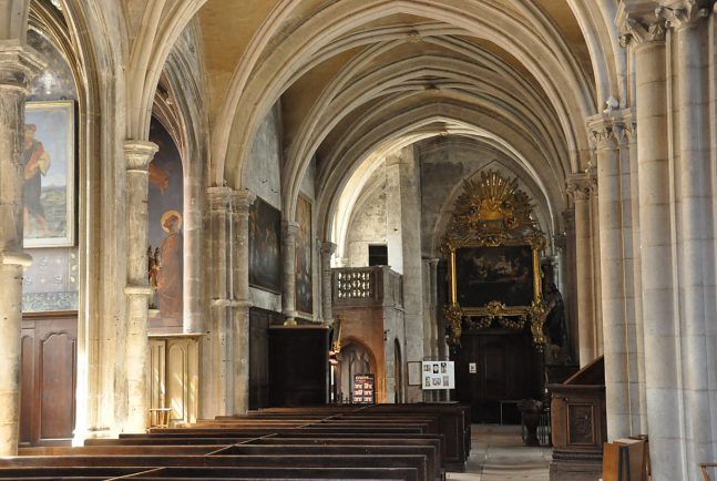 Le bas-côté sud vu depuis le transept avec le tableau du Festin d'Hérode. Le bas-côté sud vu depuis le transept avec le tableau du Festin d'Hérode.
