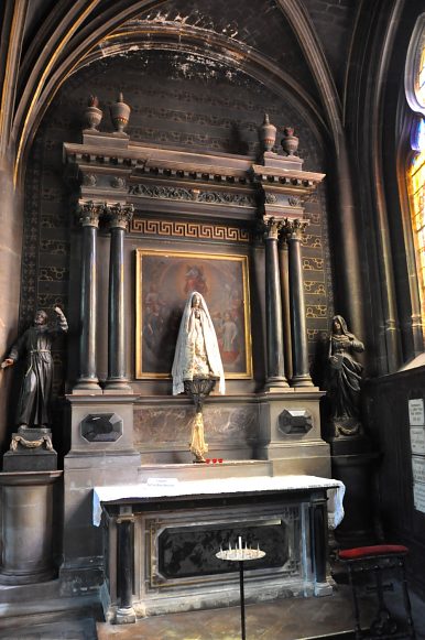 L'autel de la chapelle Notre-Dame du Bon-Secours. L'autel de la chapelle Notre-Dame du Bon-Secours.