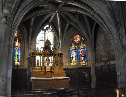 La chapelle d'axe est consacrée au Rosaire.