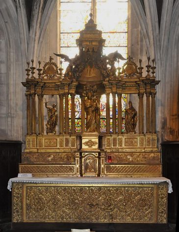 Le retable de Jean-Baptiste Bouchardon date de 1709. Le retable de Jean-Baptiste Bouchardon date de 1709.