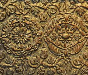 Le parement du soubassement du retable serait du XVIIe siècle. Le parement du soubassement du retable serait du XVIIe siècle.