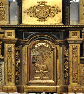 La porte du tabernacle est ornée de l'Agneau