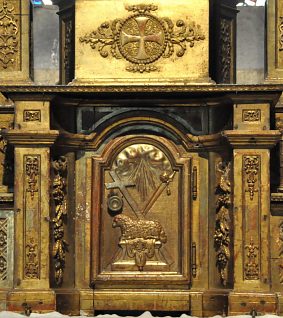 La porte du tabernacle est ornée de l'Agneau La porte du tabernacle est ornée de l'Agneau