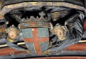 Sous la retombée médiane des arcs d'ogives, deux angelots tiennent un blason avec les armoiries des Baudricourt. Sous la retombée médiane des arcs d'ogives, deux angelots tiennent un blason avec les armoiries des Baudricourt.