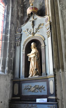L'autel de la chapelle latérale nord Saint-Yves.