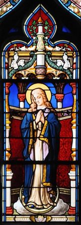 La Vierge en prière dans un vitrail du XIXe siècle La Vierge en prière dans un vitrail du XIXe siècle