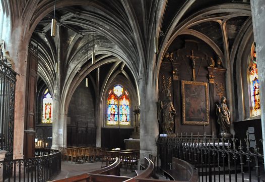 Le déambulatoire avec, à gauche, la chapelle du Sacré-Cur et, au centre, la chapelle axiale. Le déambulatoire avec, à gauche, la chapelle du Sacré-Cur et, au centre, la chapelle axiale.