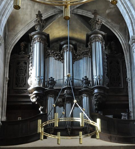L'orgue de tribune est un Cavaillé-Coll de 1872. Le buffet est du XVIIIe siècle. L'orgue de tribune est un Cavaillé-Coll de 1872. Le buffet est du XVIIIe siècle.