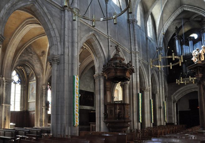 La nef et l'élévation sud avec la chaire à prêcher.