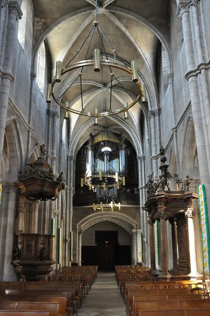 La nef de la basilique vue du chur. La nef de la basilique vue du chur.