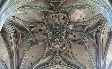 La voûte de la croisée du transept possède neuf clés pendantes La voûte de la croisée du transept possède neuf clés pendantes