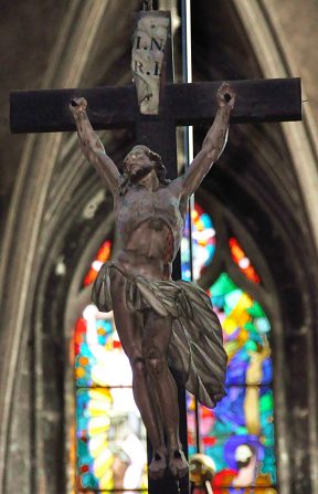 Le Christ en croix à l'entrée du chur. Le Christ en croix à l'entrée du chur.