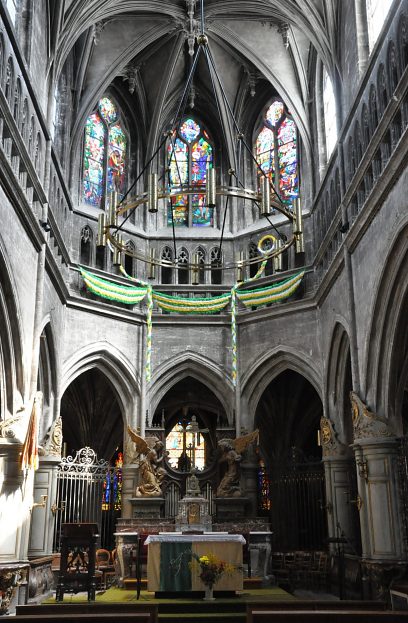 Vue d'ensemble du chœur et de sa voûte avec clés pendantes. Vue d'ensemble du chœur et de sa voûte avec clés pendantes.