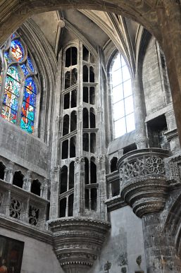 L'escalier en encorbellement dans le transept nord. L'escalier en encorbellement dans le transept nord.