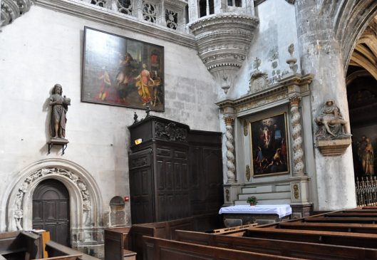 Le bas du transept nord et l'autel Le bas du transept nord et l'autel