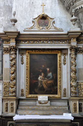 L'autel de la chapelle Sainte-Anne dans le transept sud