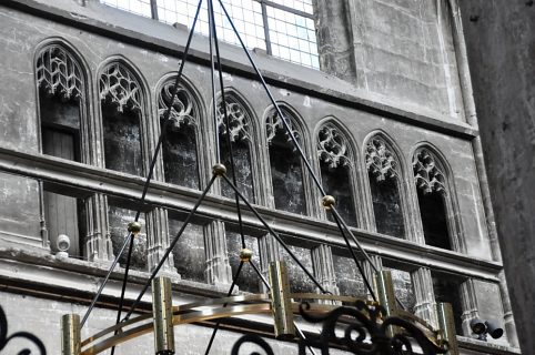 Le triforium aveugle au-dessus du chœur avec son garde-corps.