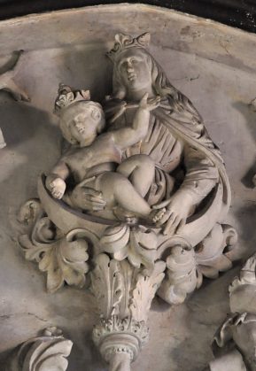 La Vierge et l'Enfant au sommet de l'Arbre de Jessé. La Vierge et l'Enfant au sommet de l'Arbre de Jessé.