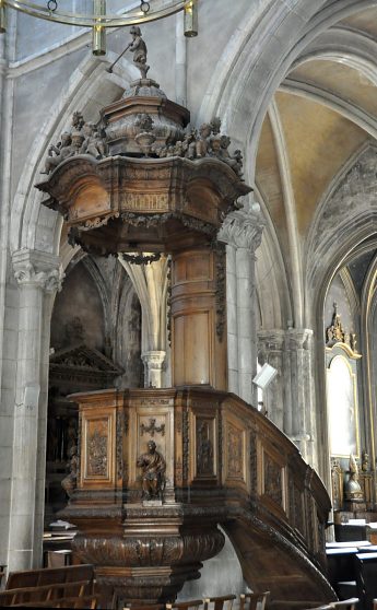 La chaire à prêcher a été réalisée par l'atelier de Jean–Baptiste Bouchardon