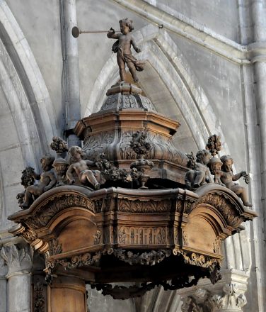 Les décorations de l'abat-son de la chaire.