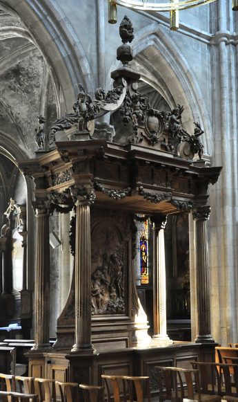 Le banc d'œuvre a été réalisé par l'atelier de Jean–Baptiste Bouchardon