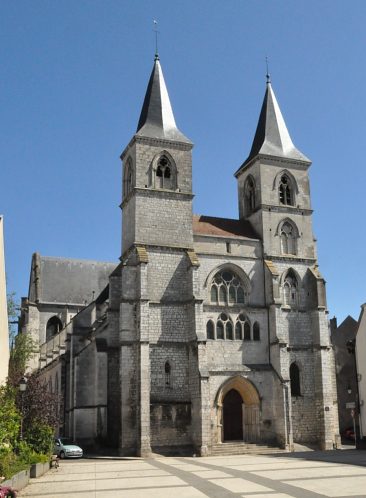 La façade occidentale (XIIIe siècle) et le parvis. La façade occidentale (XIIIe siècle) et le parvis.