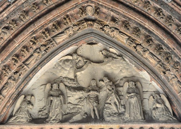Le Baptême du Christ sur le fronton du portail Saint-Jean. Le Baptême du Christ sur le fronton du portail Saint-Jean.