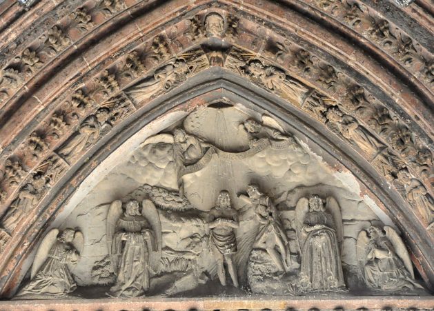 Le Baptême du Christ sur le fronton du portail Saint-Jean.