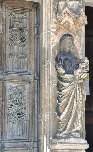 La Vierge à l'Enfant, statue mutilée du XIVe siècle La Vierge à l'Enfant, statue mutilée du XIVe siècle