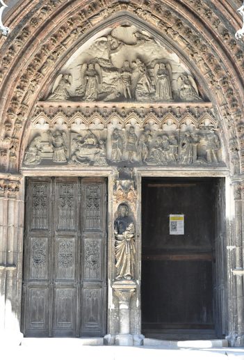 Le portail SaintJean, sur le côté sud, est l'entrée principale de la basilique. Le portail SaintJean, sur le côté sud, est l'entrée principale de la basilique.