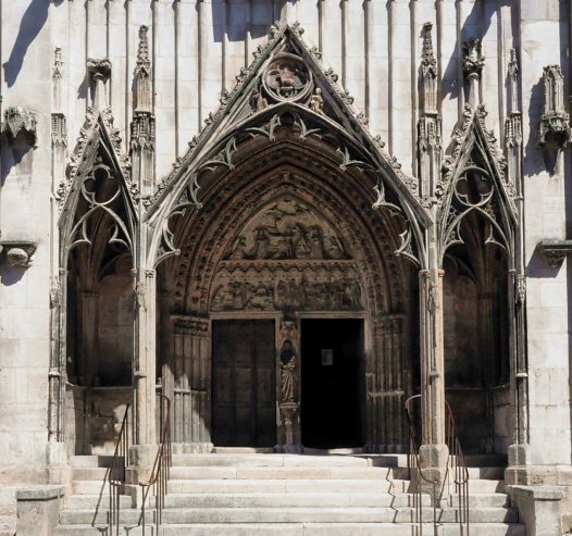 Le portail sud dit «portail Saint–Jean» est de style gothique et date du XIVe siècle.