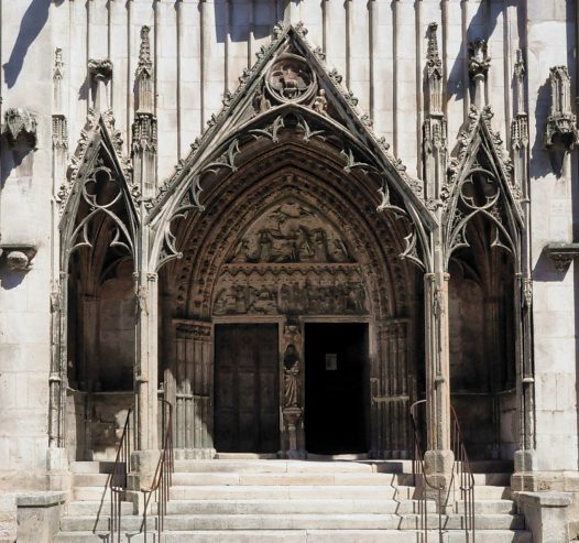 Le portail sud dit «portail SaintJean» est de style gothique et date du XIVe siècle. Le portail sud dit «portail SaintJean» est de style gothique et date du XIVe siècle.