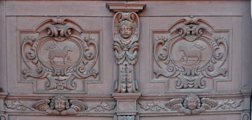Portail de la façade occidentale : détail des basreliefs des vantaux (début du XVIIe siècle). Portail de la façade occidentale : détail des basreliefs des vantaux (début du XVIIe siècle).