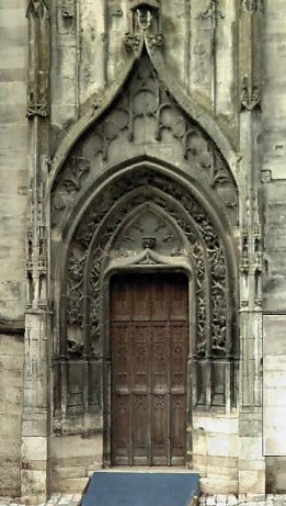 Le portail nord est de style Renaissance (XVIe siècle). Le portail nord est de style Renaissance (XVIe siècle).