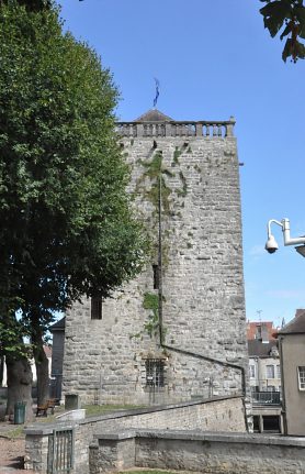 Le donjon, tout près du musée.