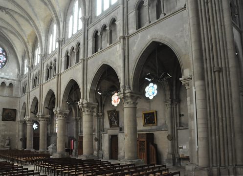 Élévations gauches dans la nef avec sa suite de chapiteaux sculptés et ses oculi