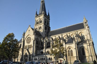 Vue d'ensemble de l'église depuis le côté sud