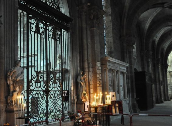 La chapelle Sainte-Croix et sa grille en fer forgé