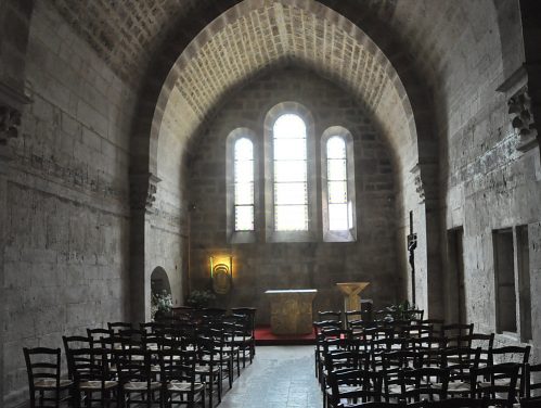 La salle du chapitre est maintenant transformée en chapelle.