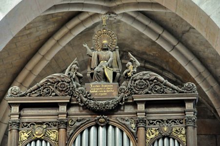 Le couronnement de l'orgue de chœur.