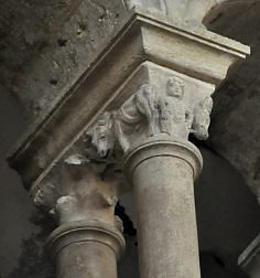 Gros plan sur une baie jumelée dans le triforium