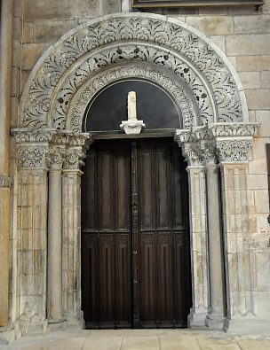 Portail de la salle du chapitre (déambulatoire sud).