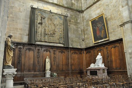 Le transept sud avec ses boiseries et ses statues.