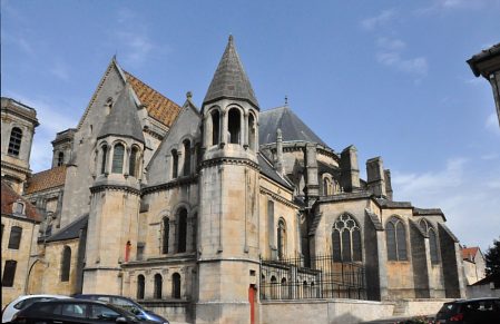 Le chevet (à droite) et la sacristie (au centre), élevée au XIXe siècle dans le goût néoroman