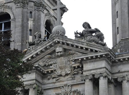 Le fronton de la façade du XVIIIe siècle.