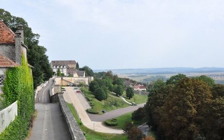 Le chemin de ronde et la campagne autour de Langres.