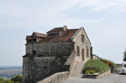 La Tour Saint–Jean a été aménagée en pigeonnier militaire en 1866.