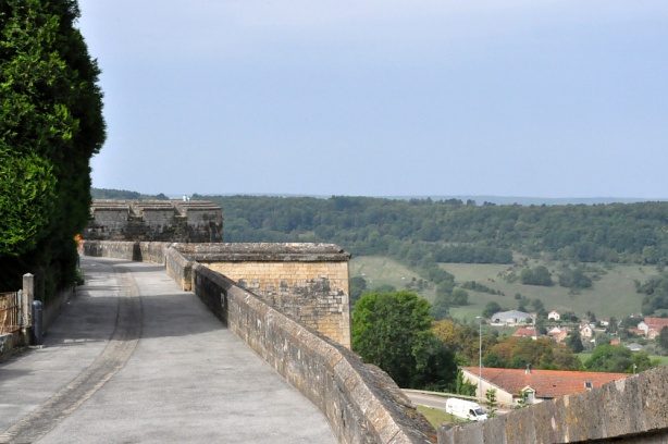 Paysage de la Basse–Champagne quand on parcourt le chemin de ronde qui surplombe les remparts.