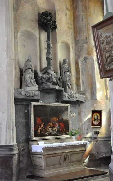 L'autel et l'Arbre de l'apparition à Marie-Madeleine
