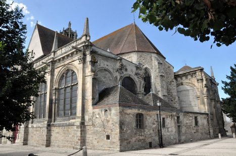 Le chevet vu du côté sud avec ses chapelles Renaissance